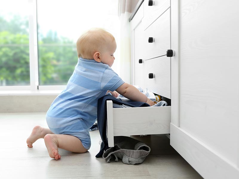 为什么宝宝喜欢往下扔东西？专家：好奇心使然，他们正在用自己的方式探索世