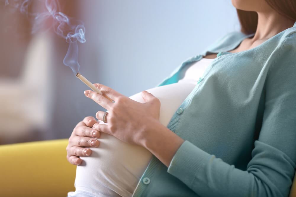 怀孕抽烟恐导致胎盘严重钙化！孕期抽烟将影响宝宝的智力发展及发育
