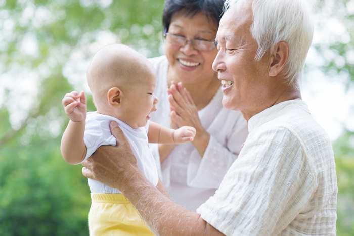 有一种爱比空气更自然。祖父母知足来源：付出就是对子孙最将心比心的照顾