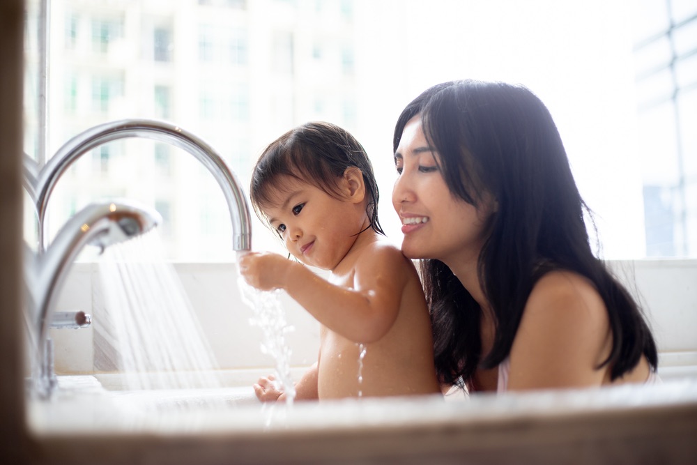 让小孩自己洗澡后，人生轻松好多！让小孩自己洗澡的正确时机？
