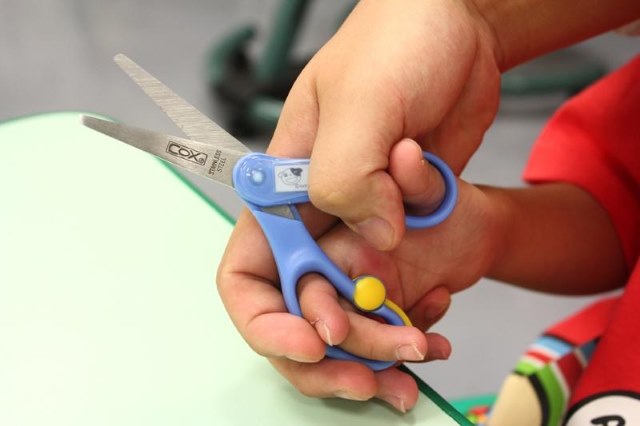 2岁开始练习用剪刀，可提升手眼协调！
