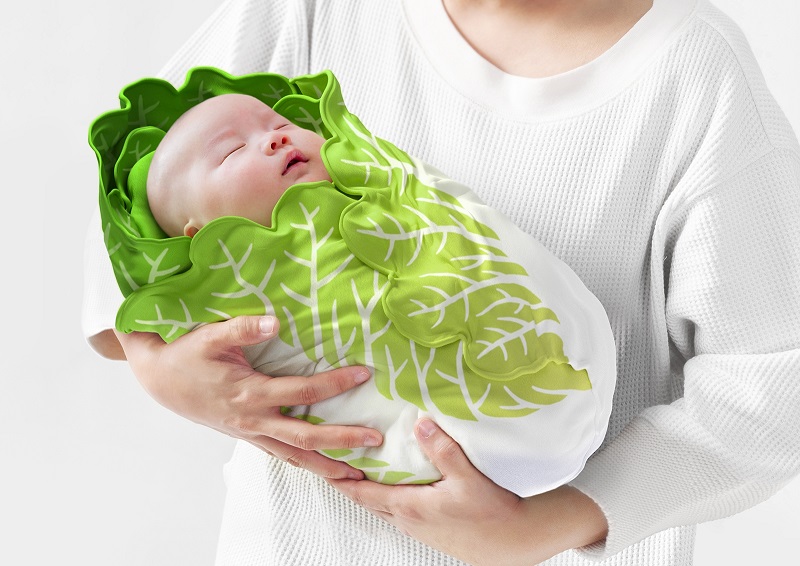 我把宝宝变成大白菜了！日本超搞怪「白菜宝宝包巾」、「奶油吐司床」一秒融
