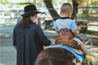 何洁出月子带大儿子骑马,产后如何瘦身