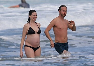 安妮海瑟薇挺孕肚海边玩,孕妇游泳注意啥?