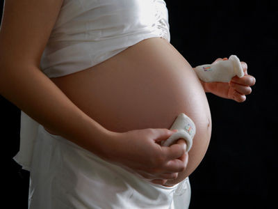 青岛男婴刚出生就被遗弃,如何预防胎儿宫内感染