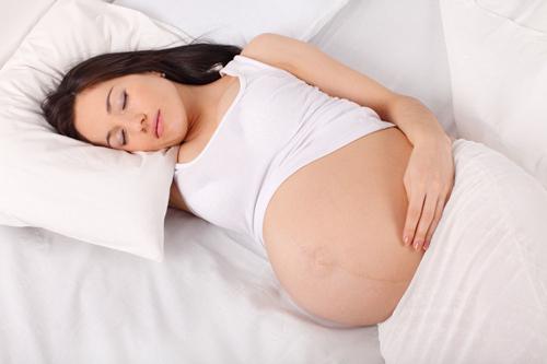 孕妇常左侧躺可致胎位不正,怀孕不同时期,睡姿大有讲究