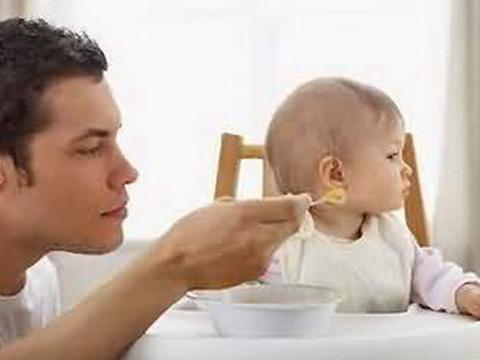 孩子吃饭不专心太慢：这样做让孩子喜欢吃饭