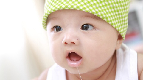 宝宝6个月左右开始长牙,宝宝流口水是”长牙症状“之一