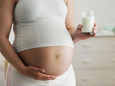 孕妇喝酸奶好还是牛奶？孕妇晚上喝牛奶好吗