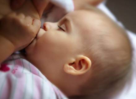 警惕！幼儿喝母乳红了眼,哺乳期的女性必须注意饮食
