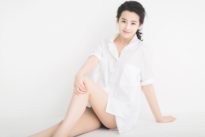 刘洁涵白衬衫慵懒性感 美腿修长抢镜