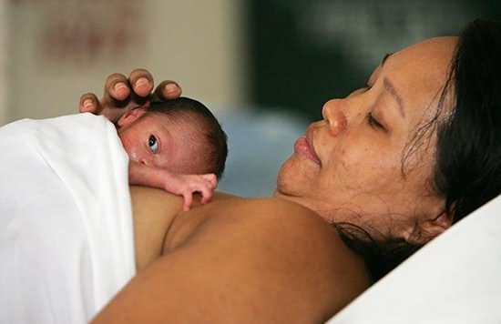 婴儿和妈妈皮肤接触 可提升免疫力