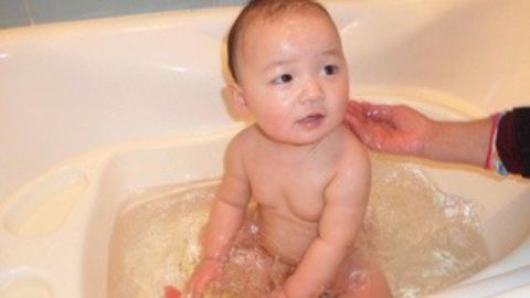 如何帮新生宝宝洗澡澡