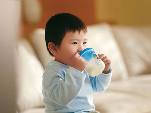 超市里的这些奶别给孩子喝！1岁后喝什么奶最好？