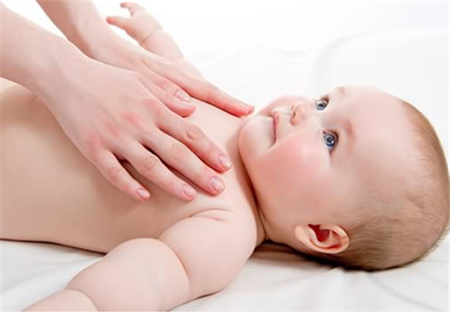 一个月婴儿抚触手法图 新生儿抚触要注意力度