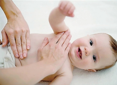 婴儿腹部抚触的手法图 婴儿抚触肚子的详细图解