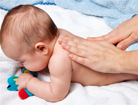 婴儿多大可以做抚触 婴儿脐痂脱落即可进行抚触
