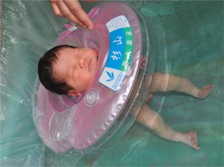 新生儿可以游泳吗，游泳对新生儿有什么好处呢？