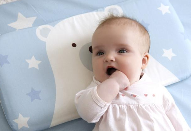 宝宝什么时候可以枕枕头 给孩子挑选枕头有诀窍