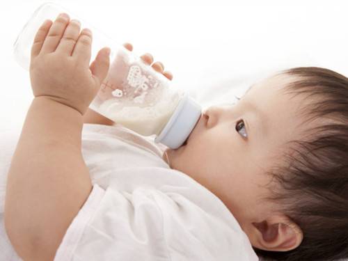 新生儿呛奶怎么办 宝宝呛奶不停应该怎么缓解