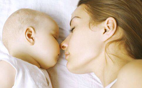 母乳喂养，如何判断宝宝是否吃饱