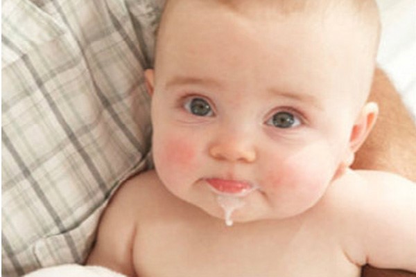 宝宝出现吐奶需要怎样护理?