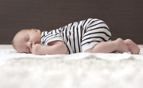 宝宝睡觉磨牙是是什么原因？是肚子里有蛔虫吗？