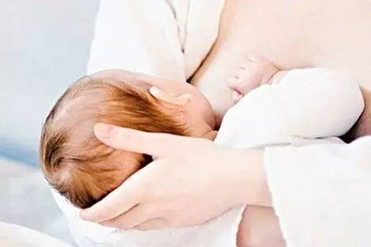 母乳喂养胸一大一小怎么办 宝妈们都在用这个方法