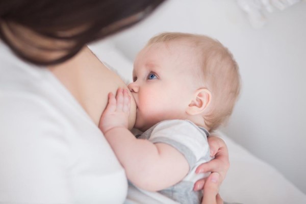 母乳喂养会导致胸下垂？孕期如何预防乳房下垂很关键！
