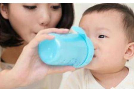 如何给婴儿喝水？宝宝一天喝多少水合适