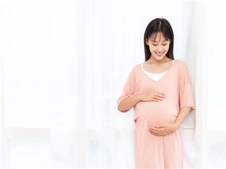 孕妇乳房上有白色的东西是什么