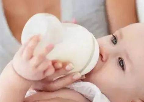 怎么给婴儿冲奶粉试水温 冲奶粉常见哪四大误区
