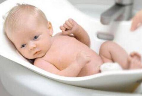 新生儿可以用艾叶水洗澡吗，你会给新生儿洗澡吗？