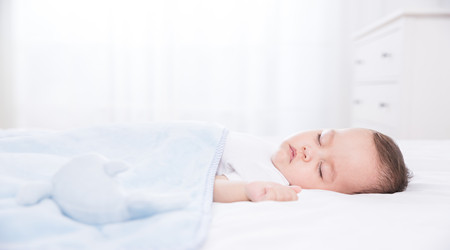 新生儿怎么睡觉才正确 新生儿应该怎么睡