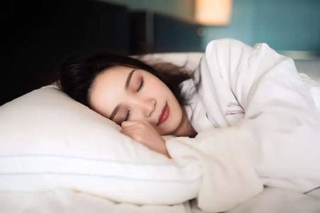 女性落枕了怎么快速好起来,教你五个方法缓解肩颈酸痛