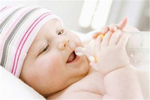 宝宝一岁前经常呛奶？5大方法解决婴幼儿呛奶问题
