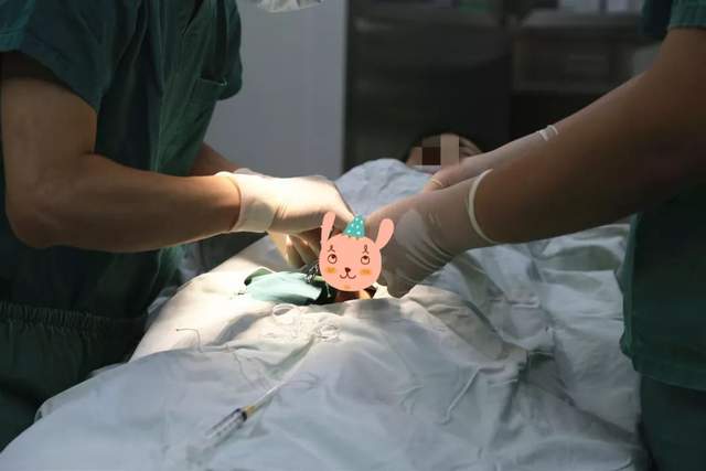 小孩割皮包的手术过程图片