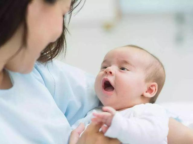 小婴儿吃奶时冲着妈妈笑是认人了？有这3个反应,才是真的认识你