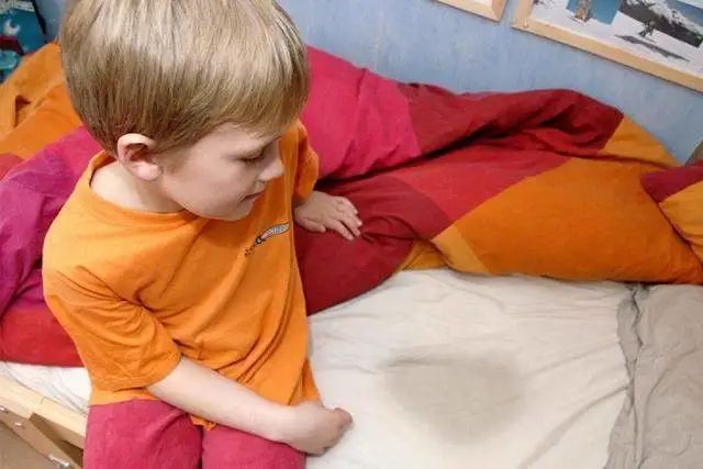 孩子能自主如厕,为啥还会出现尿床行为?对照看看是不是这些原因