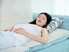 请问初次怀孕一般什么时候会生,预产期前还是后？