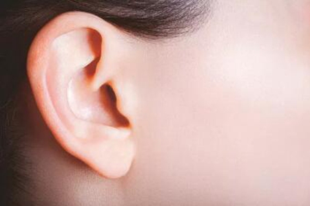 耳朵里流黄水怎么回事？这4个原因耳朵里流黄水预防治疗