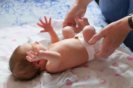 新生儿肚脐怎么护理？家长注意这4点，弄懂了娃少受罪